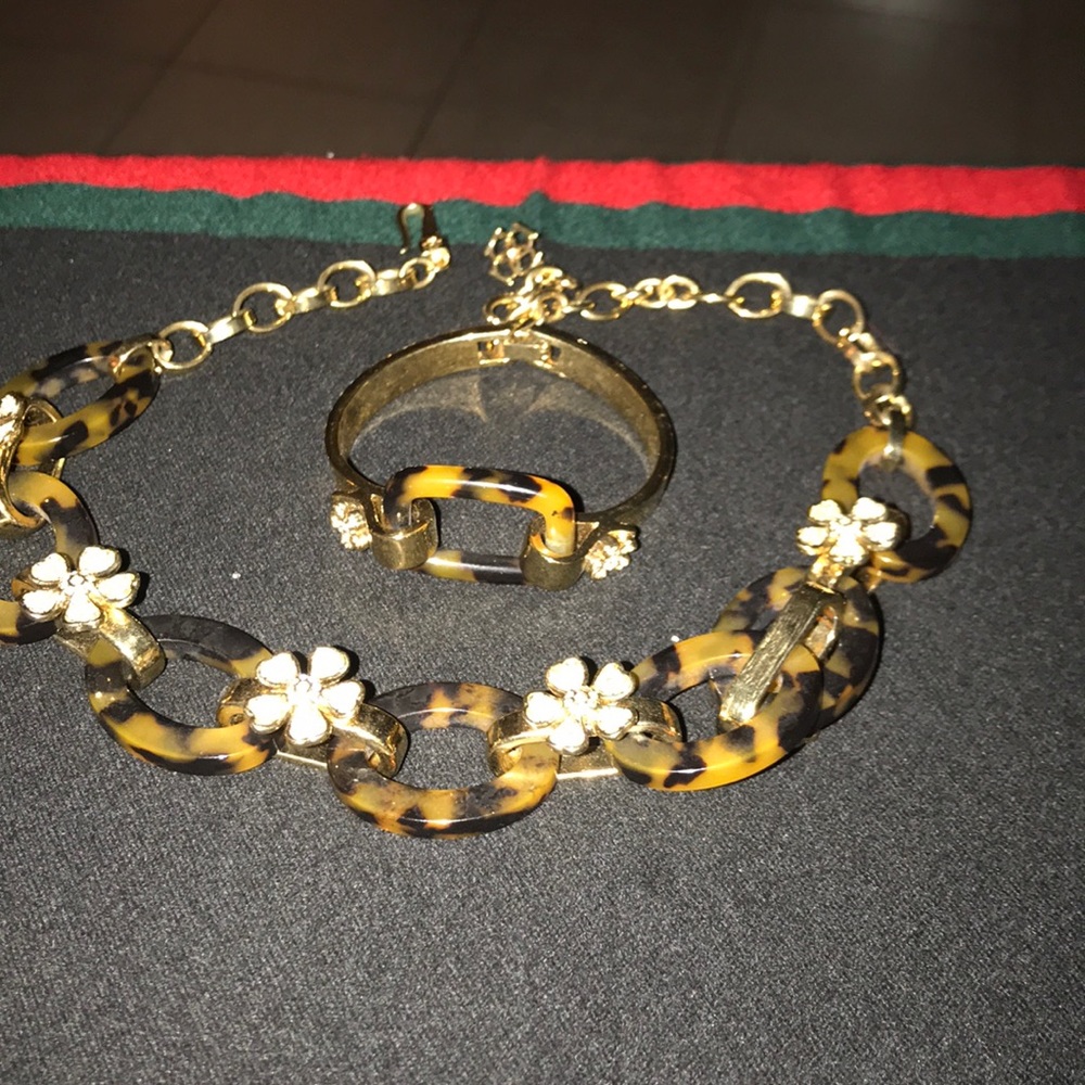 Beautiful neck and Bracelet Set.